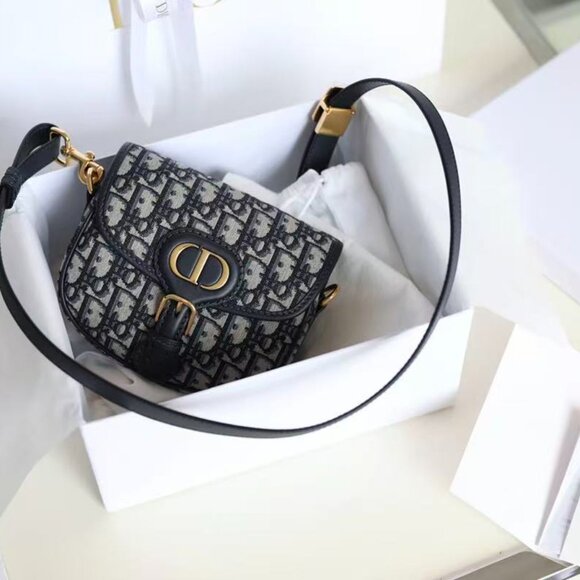 Classic DIOR Bag: A Stylish and Versatile Choice for Elegance - Picture 4 of 6